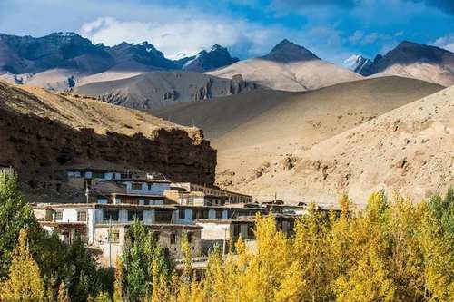 进藏路上最美县城，震撼的自然美景与厚重历史是最令人向往的地方