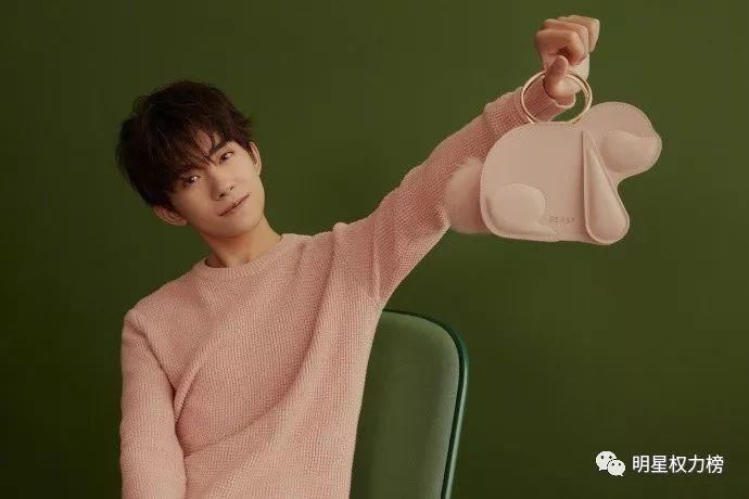 易烊千玺时尚画报优雅浪漫 杨幂演绎复古穿搭时髦爆表 许魏洲杂志