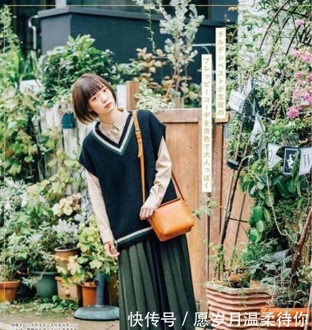  『想不到』年纪不上不下太难堪，一招教你缩小亲姐姐，想不到针织马甲那么显年轻