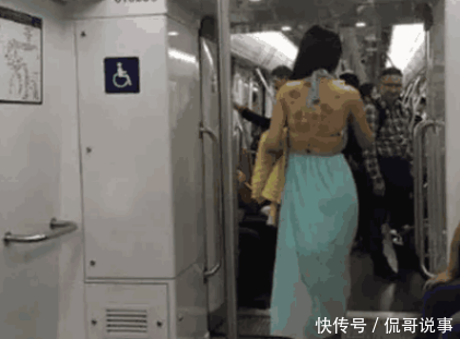 女子坐地铁, 上来就脱去了外套, 看到她背上的字, 大家都不淡定了