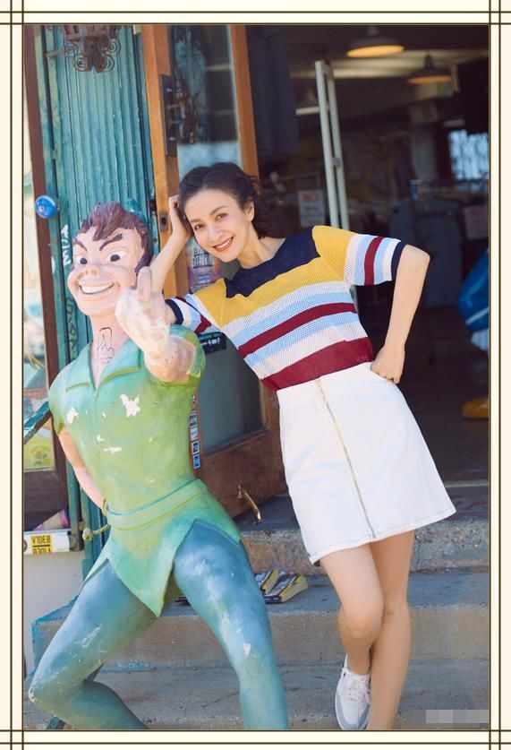 吴昕真会扮嫩！蓝T配蓝裙秒变高中生，网友：搞不懂潘玮柏咋想的