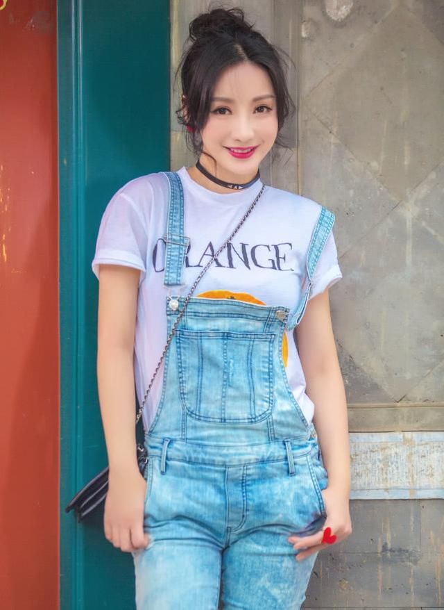 柳岩背带裤加身清纯无比，但化的妆却比网红还俗，网友：呵呵哒！