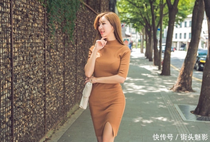 街拍：一件棕色的开叉裙，小姐姐穿出来有都市贵妇味儿!