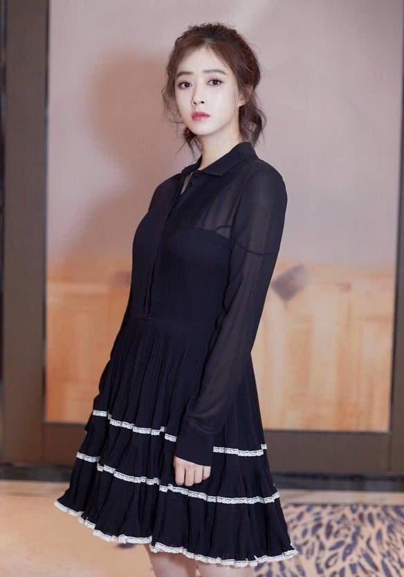 蒋欣体重90了？穿上这条黑色长裙的她，身材苗条堪比杨幂！