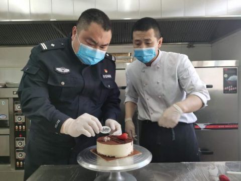  #回家#图片故事 | 疫情不除 绝不回家——记北京站派出所“炊事班长”王力