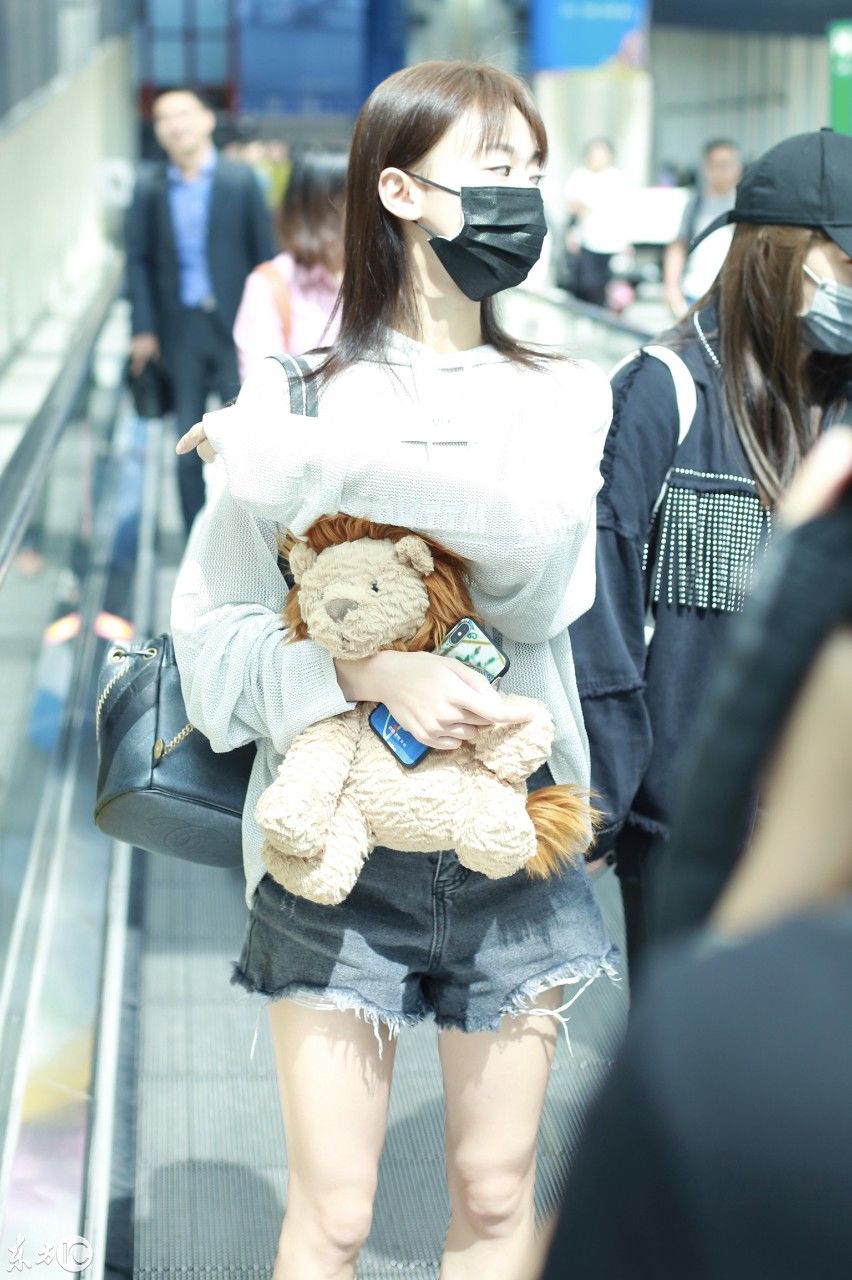 吴谨言机场终于不再穿T恤了，换一件镂空卫衣，秀起素颜真是好看