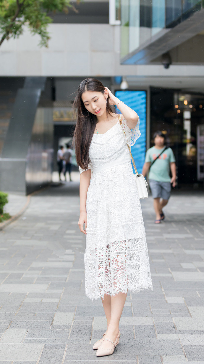 美女街拍，这些简单的穿搭，有着飘逸的仙气！