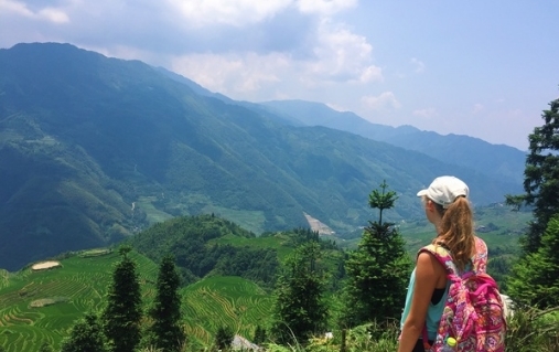 美国妹子来中国旅游,发现以前被国外媒体骗了