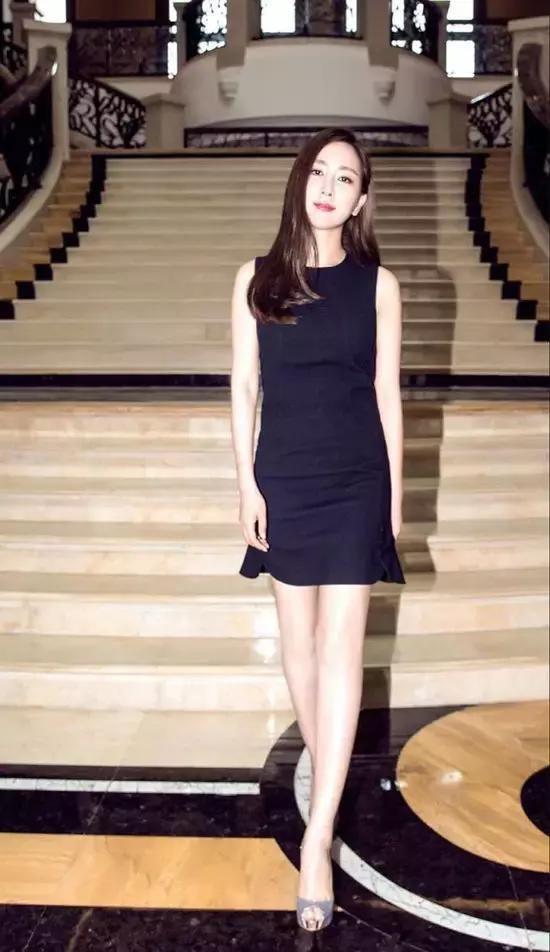 马苏太敢穿了!一身黑裙看似优雅,侧面却尴尬,一转身就辣眼睛!