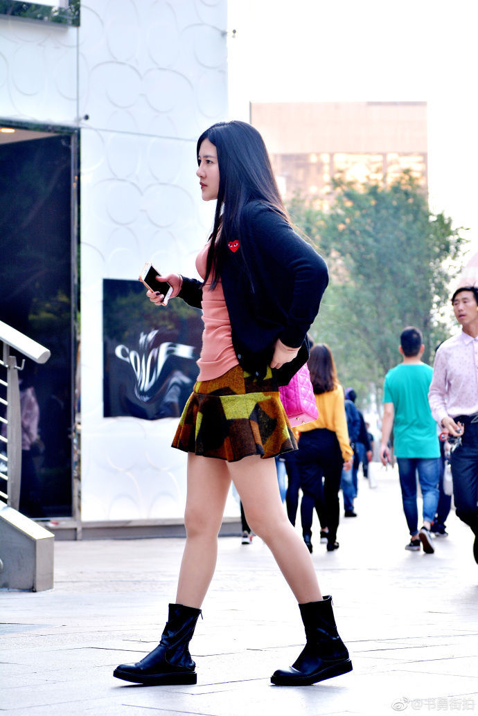 街拍：牛仔热裤美女街拍,时尚大方秀出修长美腿