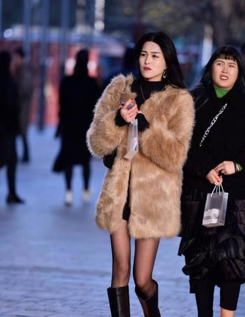  「短袖」街拍：雪肤花貌的美女，一件红色短袖配黑色短裙，时尚清爽靓丽范