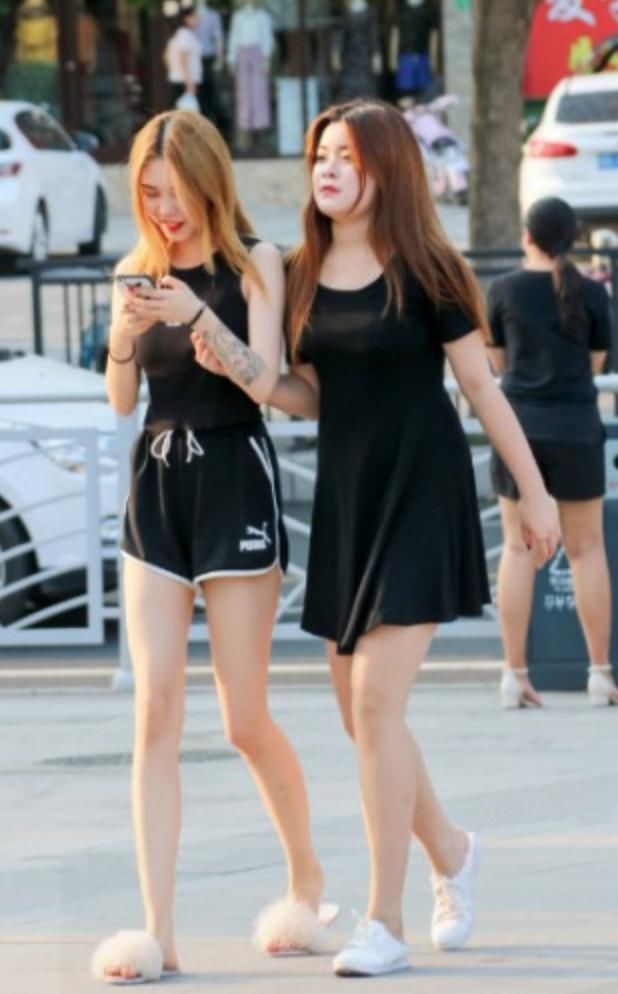 货真价实的纹身小姐姐，这身穿搭出门，腿是真的显细长！