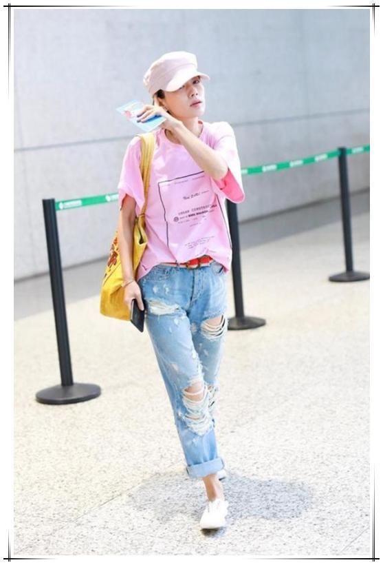 43岁林志玲和42岁马伊琍同穿粉T恤，网友：与其装嫩不如优雅老去