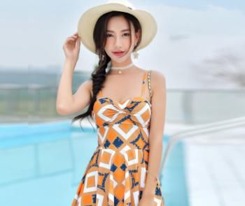 时尚又大胆的小姐姐穿连体泳衣，性感撩人、时尚优雅，俏皮可爱