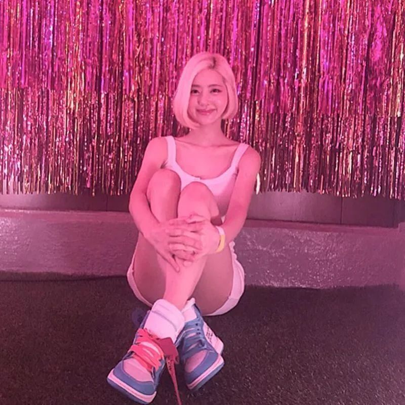 Yeezy、OW x AJ1 齐亮相，看看女神们最近又上脚了什么鞋!