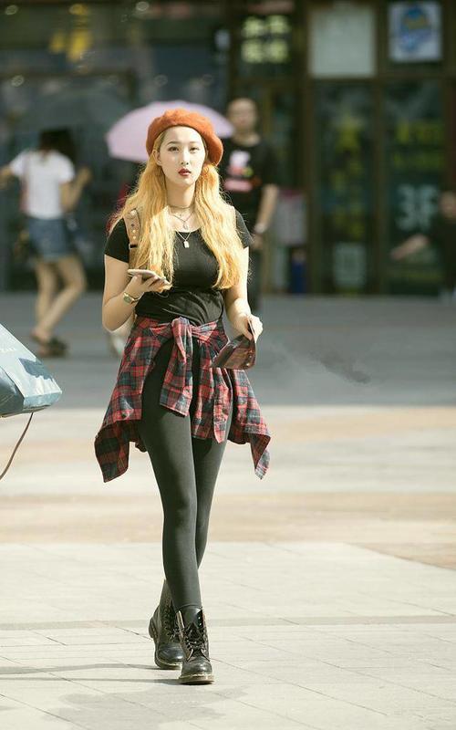 路人街拍，小姐姐搭配浅色牛仔短裤，优雅又有女人味