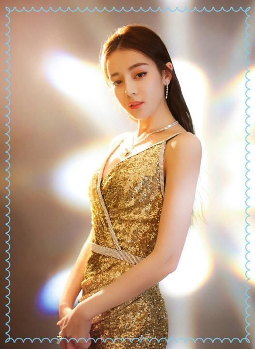 当迪丽热巴和佟丽娅同穿吊带裙，网友：干瘦和苗条的差距一目了然