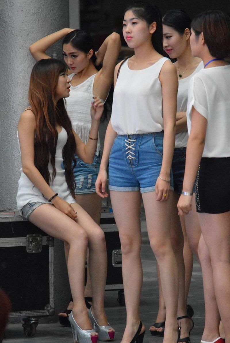 商场大厅街拍:长腿短裤美女模特，美腿如云