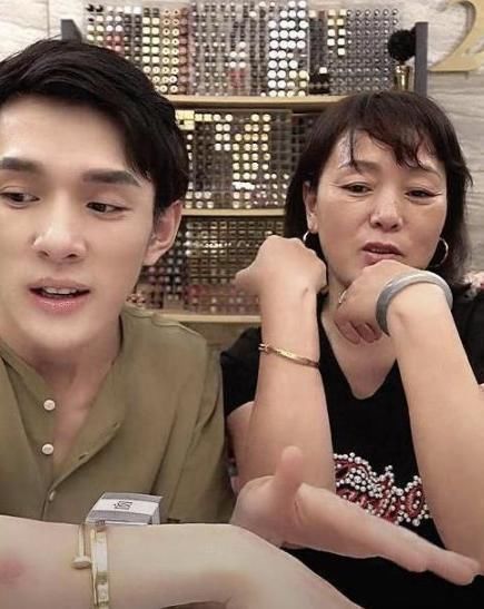  #平价#药店有种很不起眼的“精华”，用后色斑细纹全没了，网友：堪称平价兰蔻