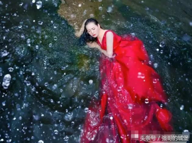 新娘为省钱在臭水沟庞拍摄婚纱照,还连喝几口