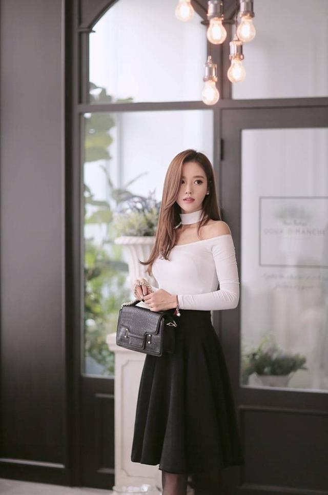 街拍：小姐姐细肩带连衣裙，出行也要美美哒