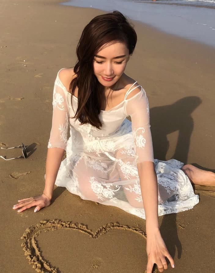 韩雨芹穿高开叉包臀裙，剪掉一只袖子，这样不怕撞衫了!