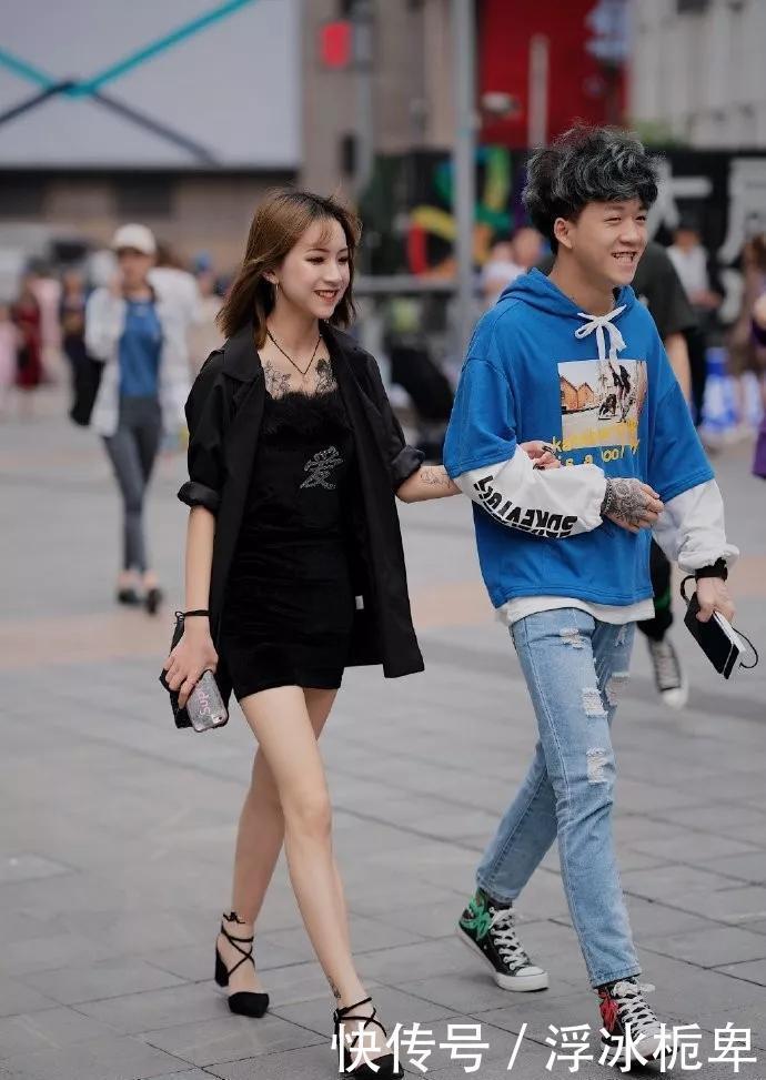  『优雅』小姐姐一双高跟凉鞋时尚而富有气质，让人感受婉约的美丽