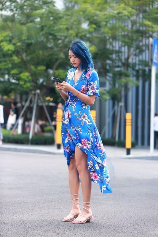 街拍：穿着时尚显小蛮腰的小姐姐，长相俊美青春！