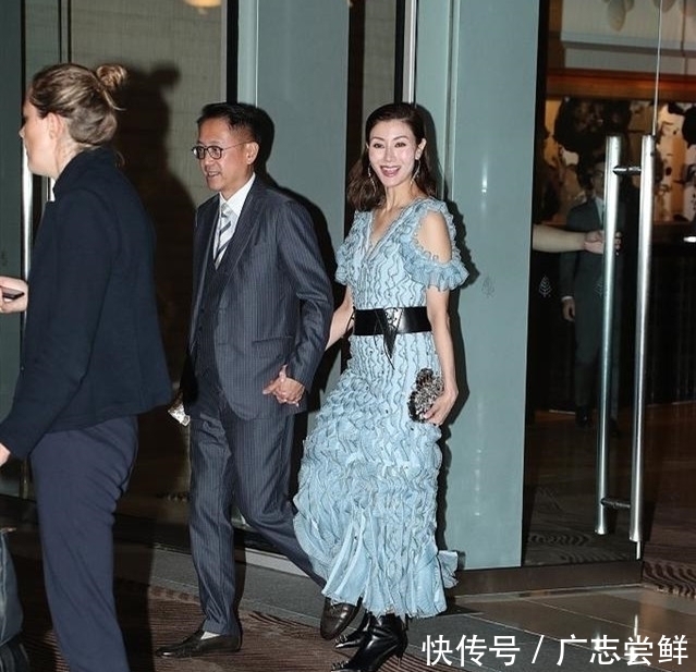 「 蓝色」两次嫁给亿万富豪, 49岁仍风韵犹存，李嘉欣是最美港姐,