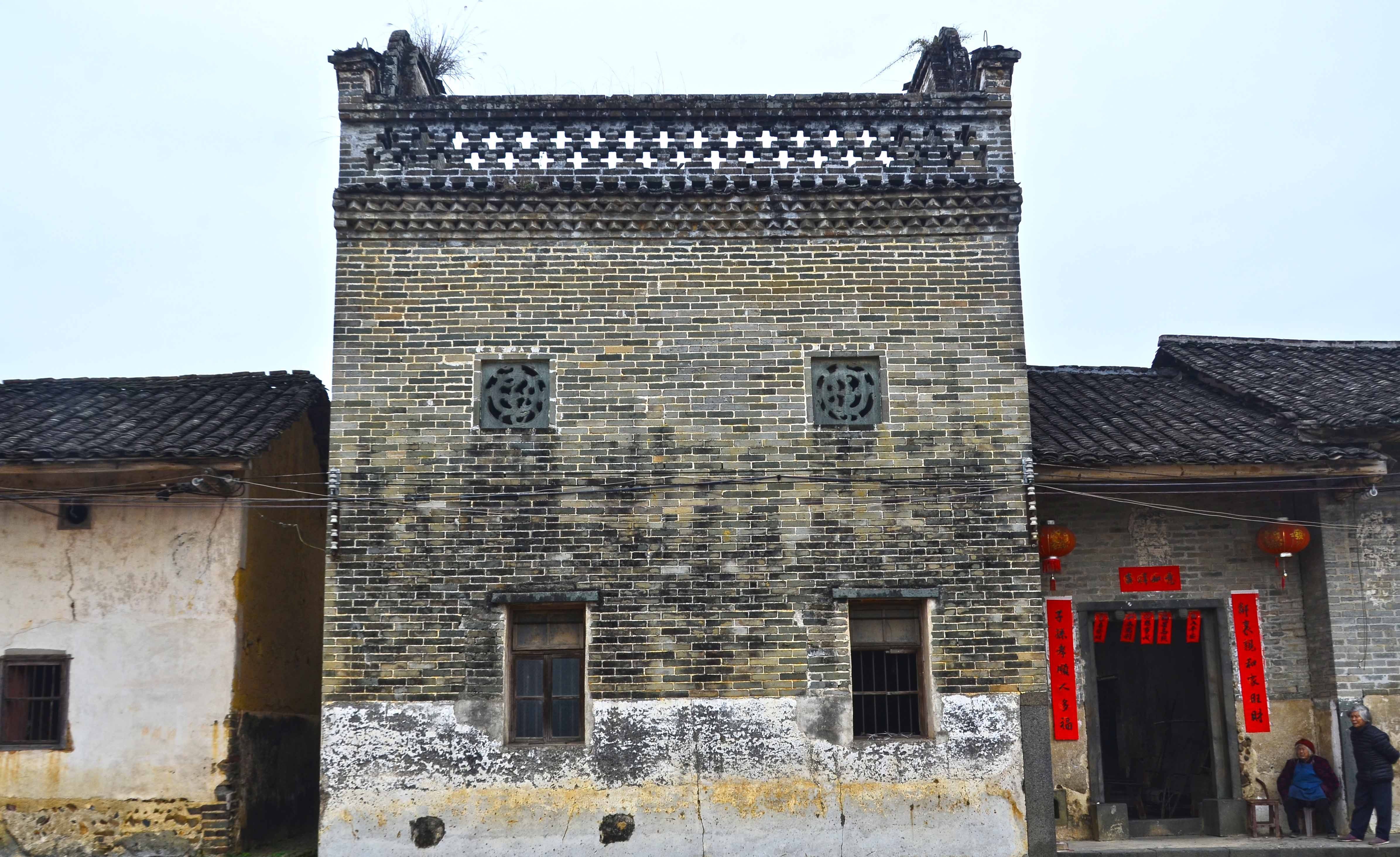 广东105国道旁，有一栋古朴的百年老屋，相传花158年历四代方建成