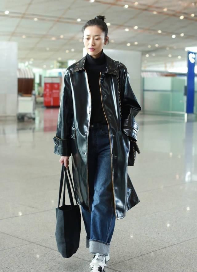  没错@春季换件风衣吧，今年流行复古皮风衣，跟刘雯学肯定没错