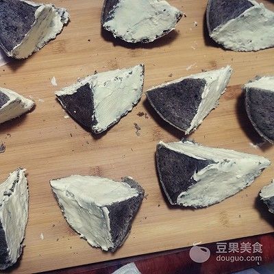  【黑芝麻】黑芝麻奶酪包的做法