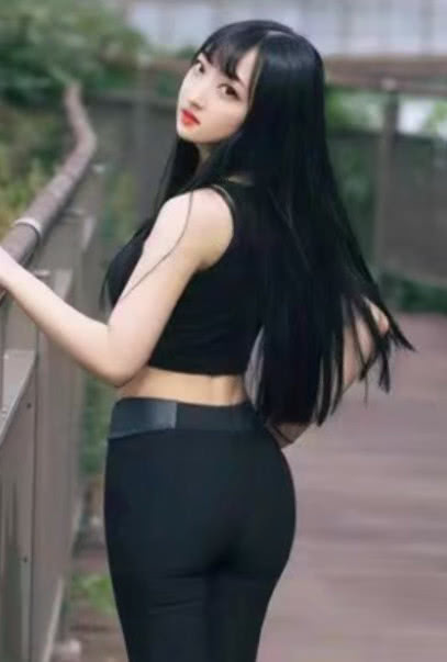黑色紧身裤的小姐姐，随意的摆拍，都能够看到完美的S曲线