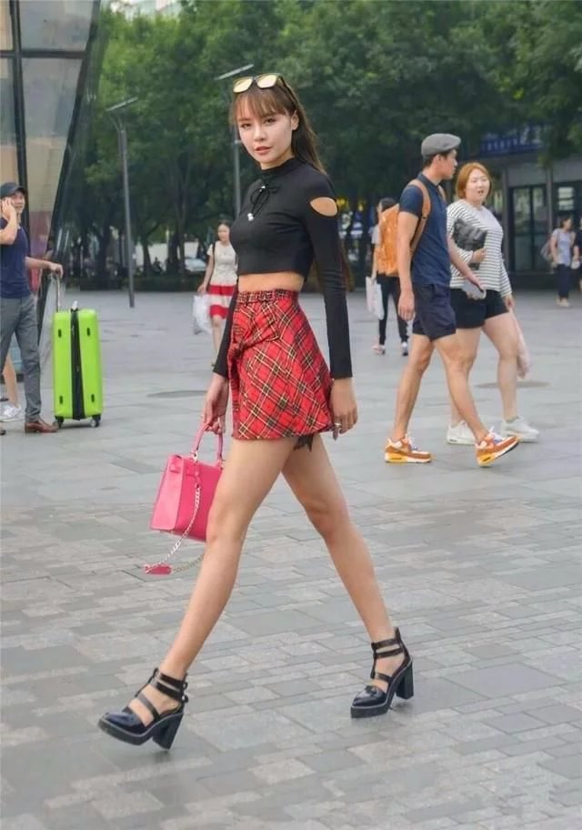 街拍:图1谢娜尴尬了，衬衫绑腰间仍显胖!图2帅哥女朋友身材抢镜