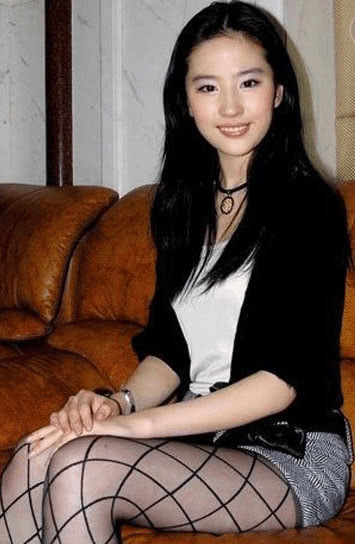 明星穿丝袜：杨幂土气，王菲穿出新风格，最惊艳的还是腿粗的她