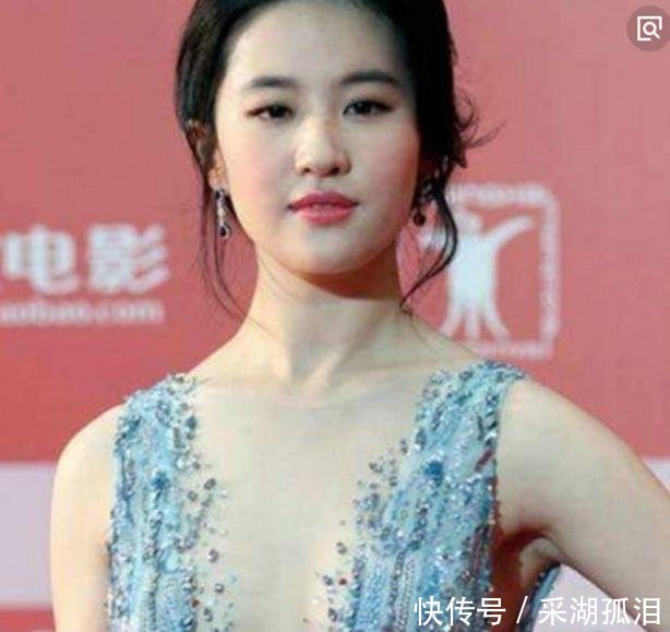 刘亦菲又任性了！“开膛”裙再次突破尺度，网友让人大饱眼福！