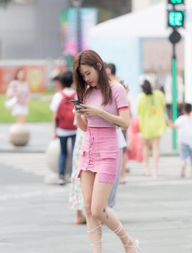  「长袖」路人街拍，小姐姐身材丰腴，穿皮质长袖连衣裙，格外的有女人味