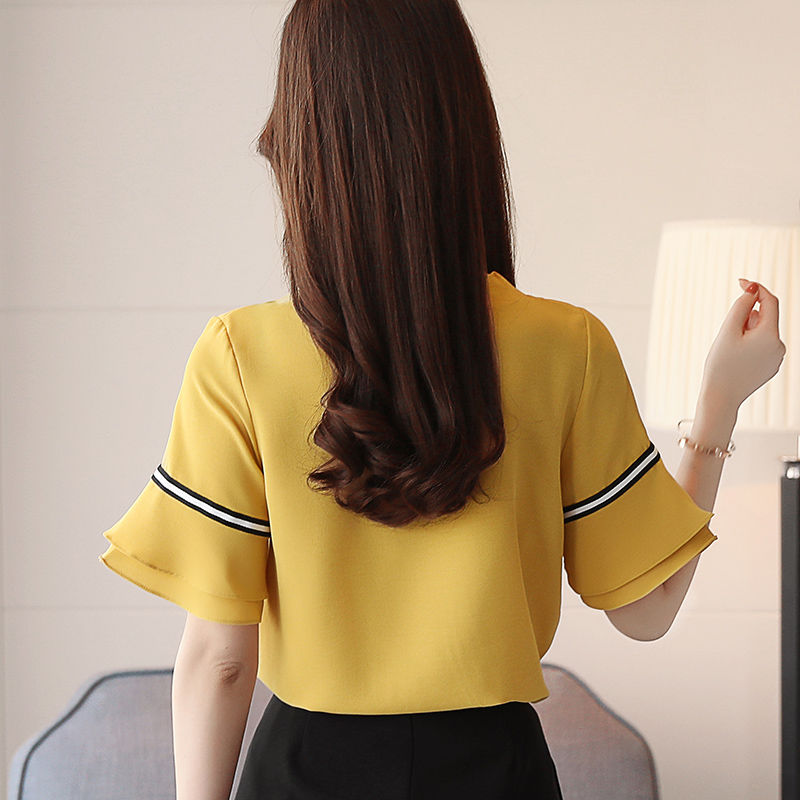 身材丰腴的女人更要穿紧身上衣，展现火辣身材，贼迷人