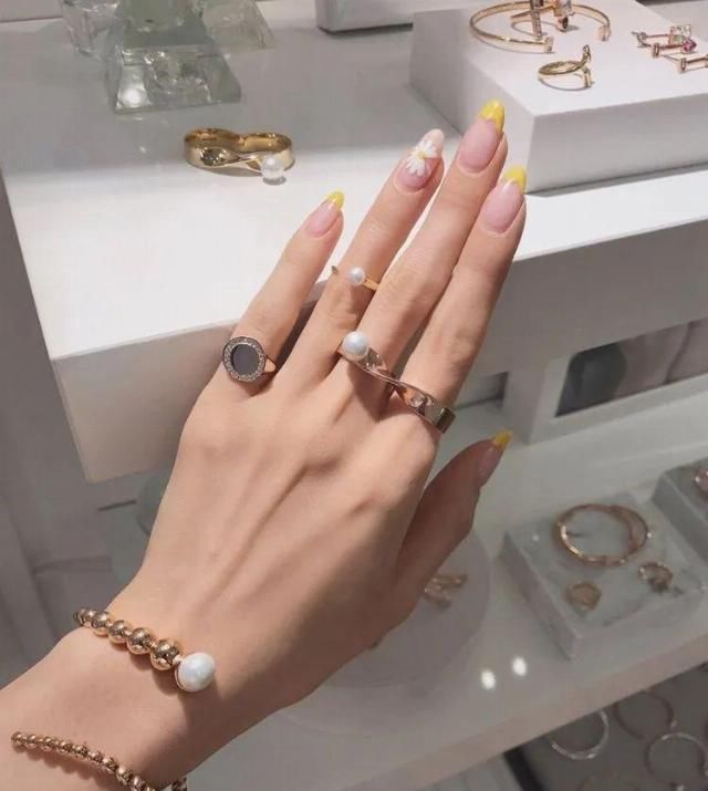  显得■春日时髦显白靠它全搞定！Jennie、裴珠泫已经安排了，那你呢？