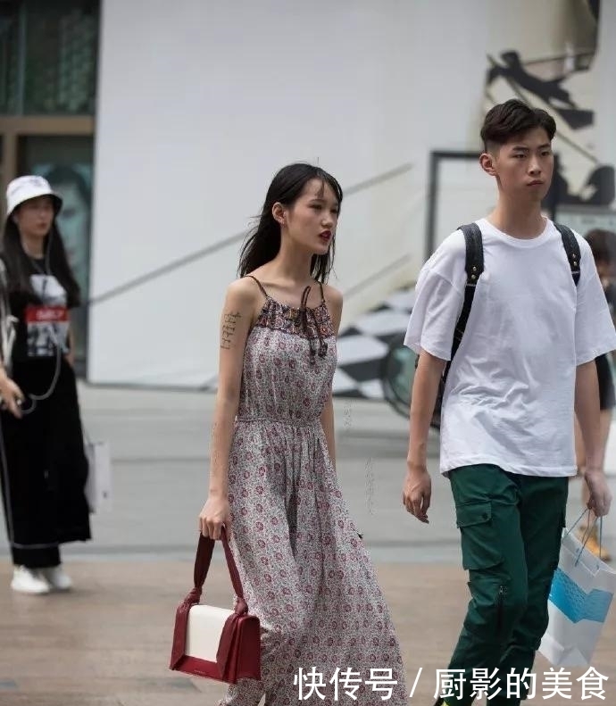  『小姐姐』高跟鞋让女性大秀美腿，穿出时尚的气质