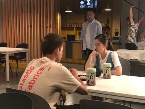 妹子，你还减肥？43岁的梅婷撞衫田海蓉，输了年龄赢了身材