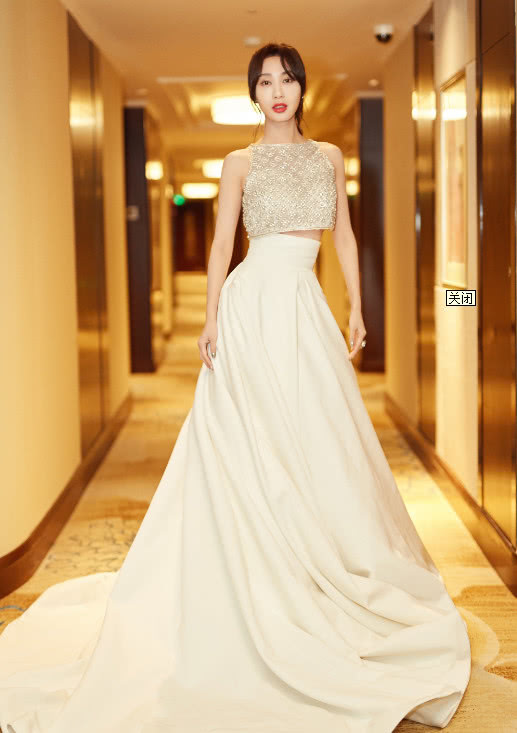 李菲儿美了这么多？穿这身礼裙上台锁定观众的目光，好有女神范！