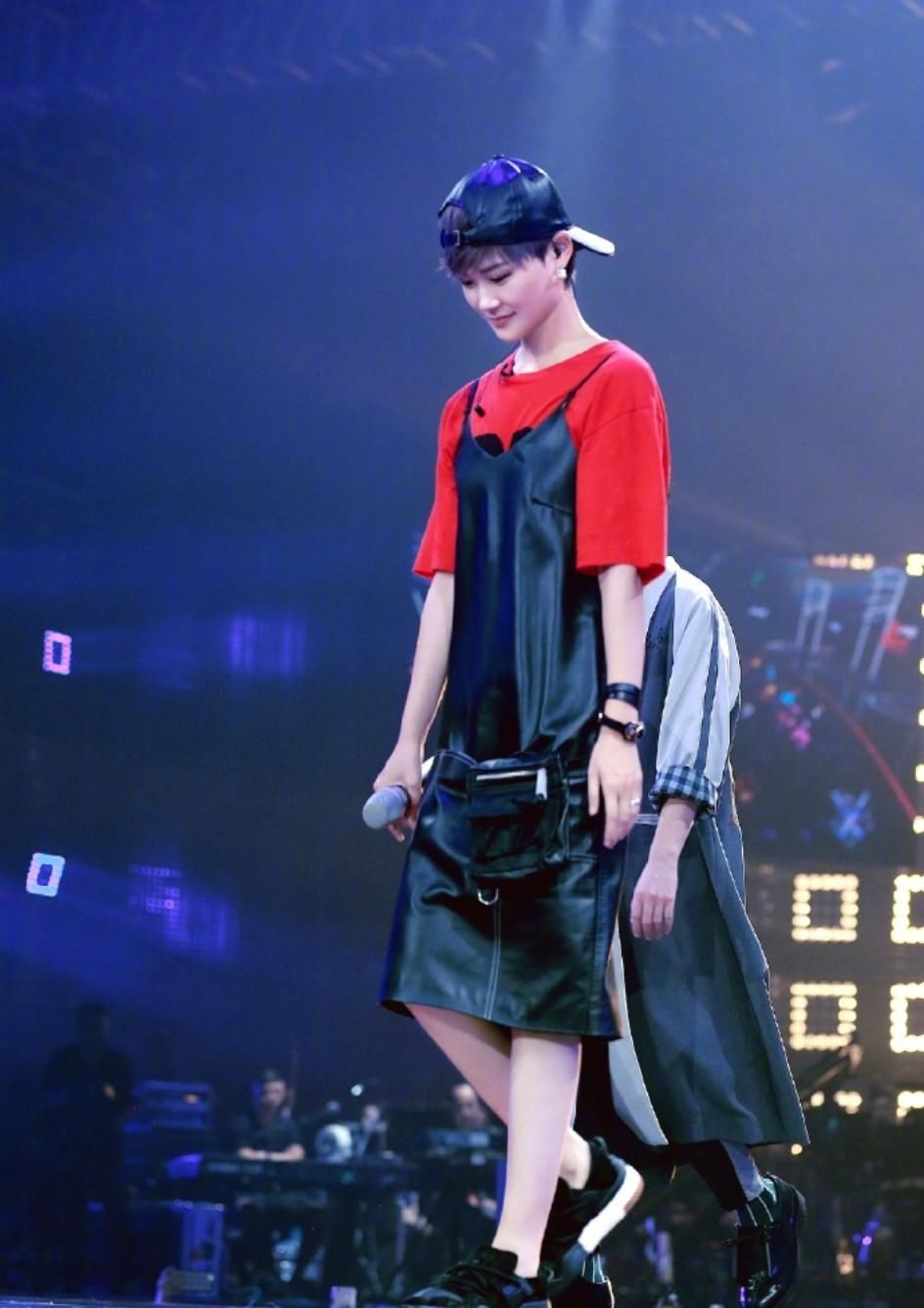 霍思燕被宠成18岁,迪丽热巴美人鱼本人,张钧宁一袭吊带惊艳众人