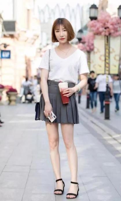  『软玉温香』街拍：软玉温香的美女，一件白色上衣配灰色短裙，时尚优雅气质