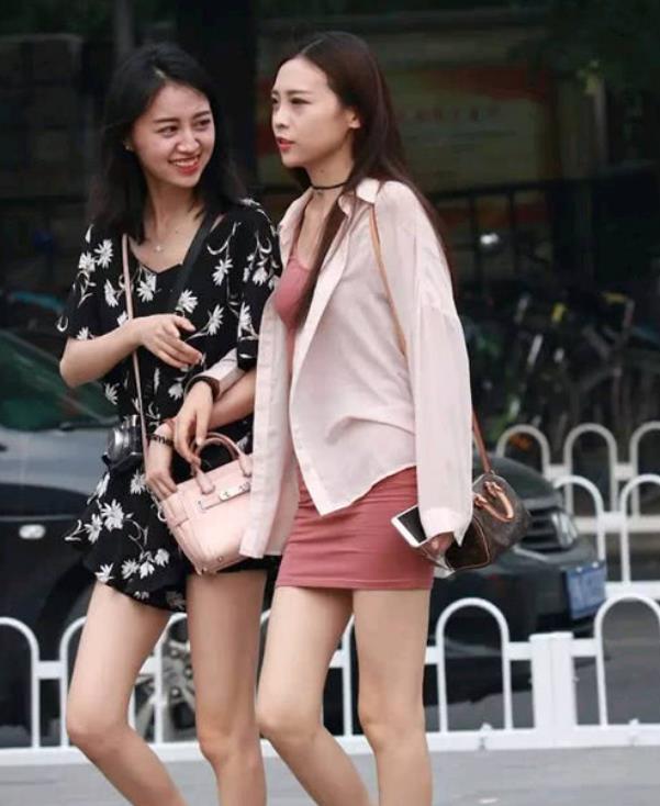 『气质』街拍:面带笑容的美女,一件条纹衬衫配牛仔短裤,气质迷人