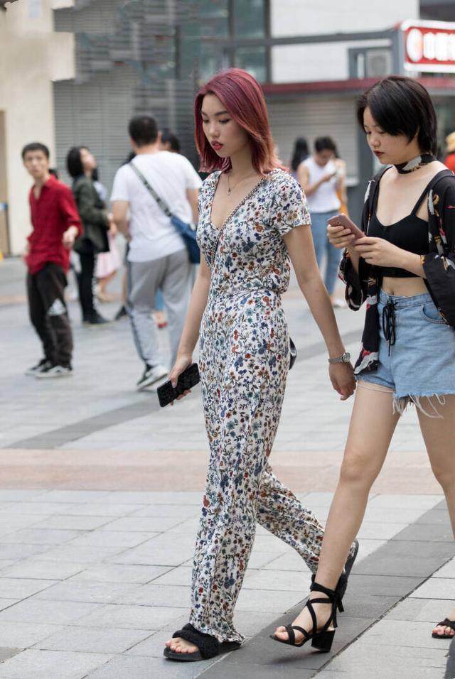 路人街拍：小姐姐穿绿色吊带长裙上街了，皮肤白皙，时尚性感