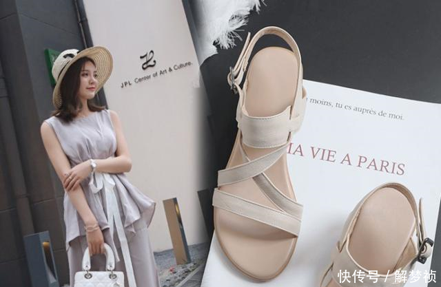 一5多小个子的女人穿的精致坡跟女鞋，上脚显高显瘦，很有女人味