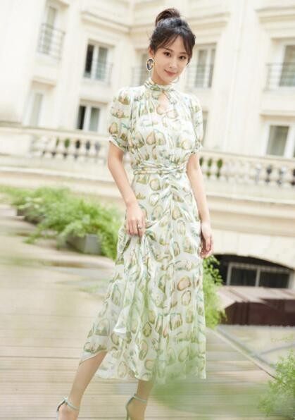 杨紫身穿长裙近照曝光，美出新高度，网友：她越来越有女人味了！