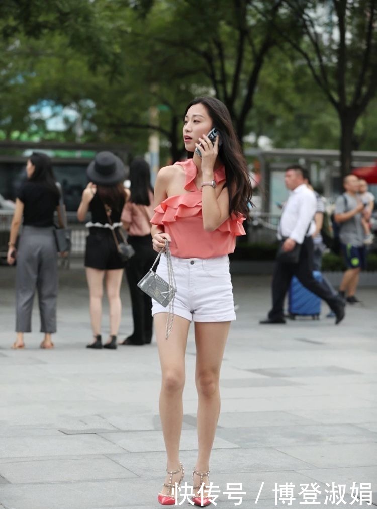  「粉色」美女街拍：橘粉色的荷叶边上衣，衬出美女的似水温柔！