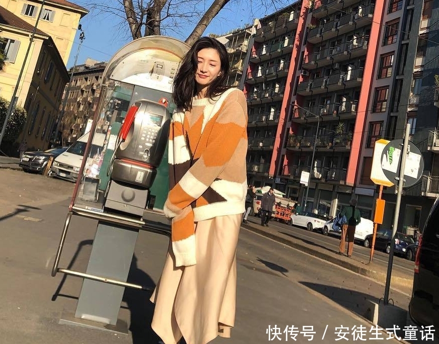  【穿法】建议女生：毛衣搭紧身裤已经过时了，看看江疏影的穿法，更时髦